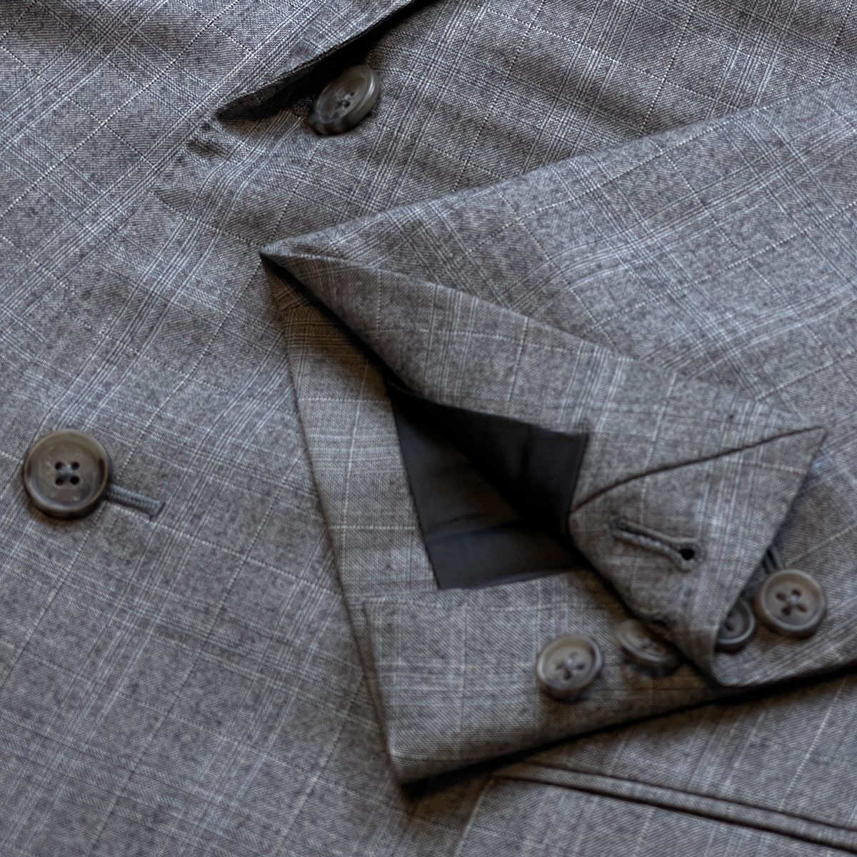 【極美品】ダンヒル dunhill【圧巻のスリーピース】スーツ セットアップ ロゴ裏地 チェック L位 BELGRAVIA FIT グレー ベスト ジレ 3ピース 極美品ダンヒル メンズファッション dunhill圧巻の 定価50万 希少ダンヒル ウール