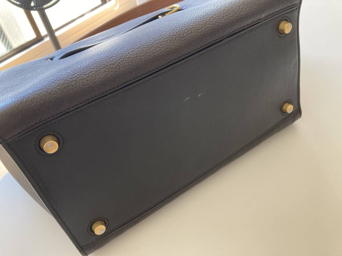 CELINE (セリーヌ) リングバッグSMALL ダークトープ/フィービー ハンドバッグ レザーショルダー CELINE by Phoebe ショルダー 新生セリーヌ、フィービー・ファイロ期の名作アイコンバッグ |