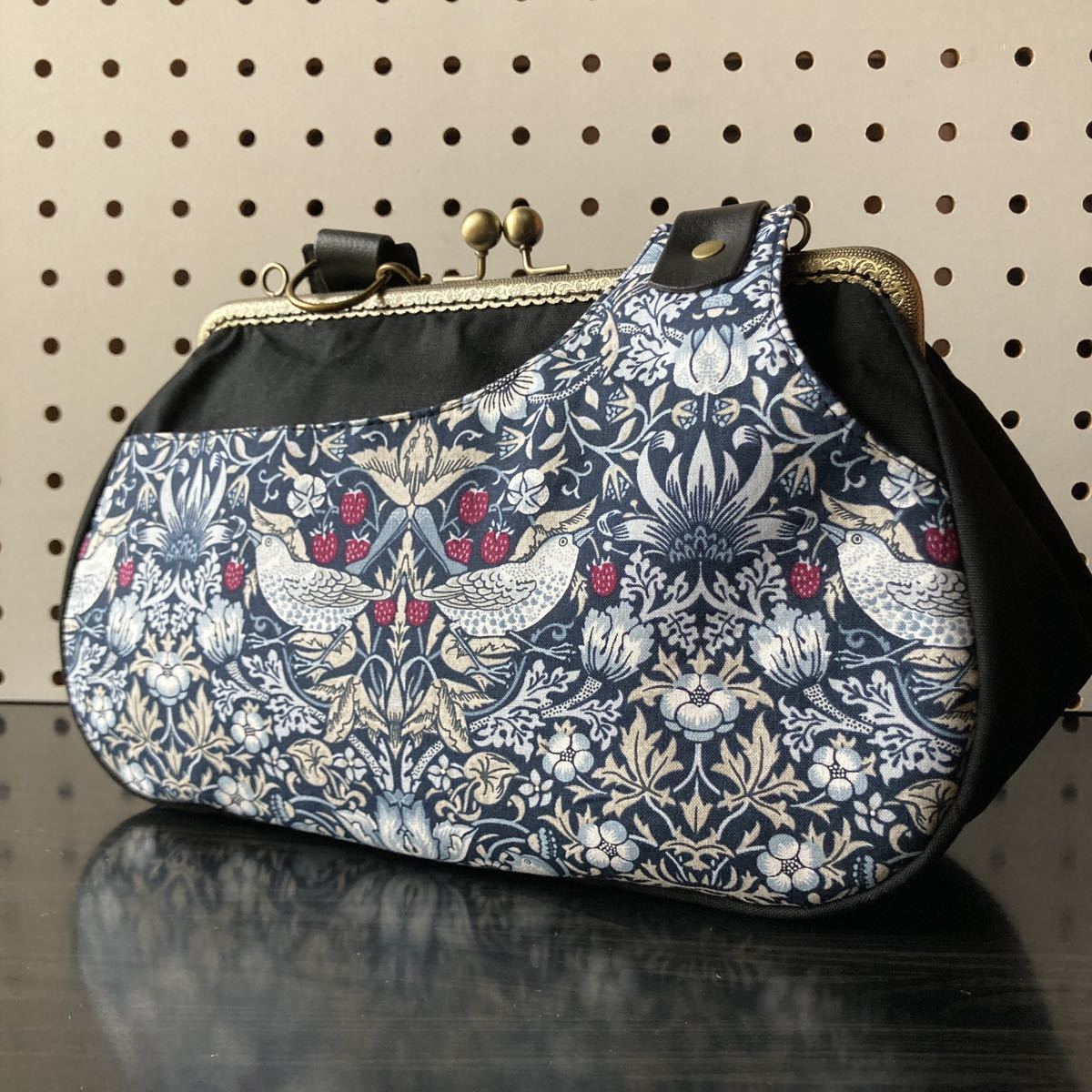 定番，お得 ＊はんどめいど＊　かわいい 25センチがま口バック ハンドメイド　ショルダーバッグ　ウィリアムモリス　いちご泥棒