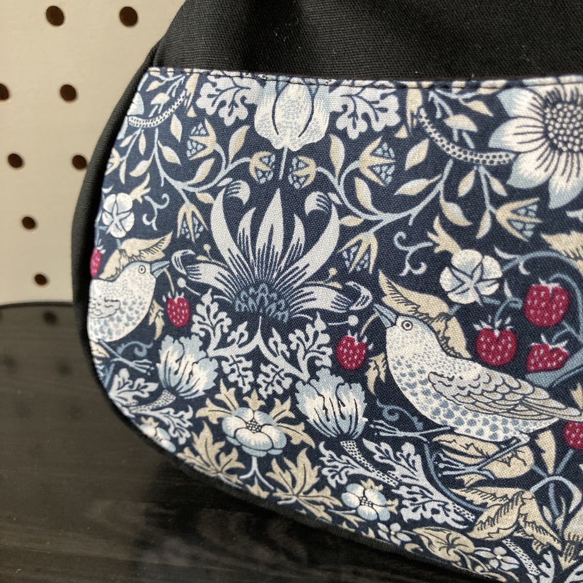 定番，お得 ＊はんどめいど＊　かわいい 25センチがま口バック ハンドメイド　ショルダーバッグ　ウィリアムモリス　いちご泥棒