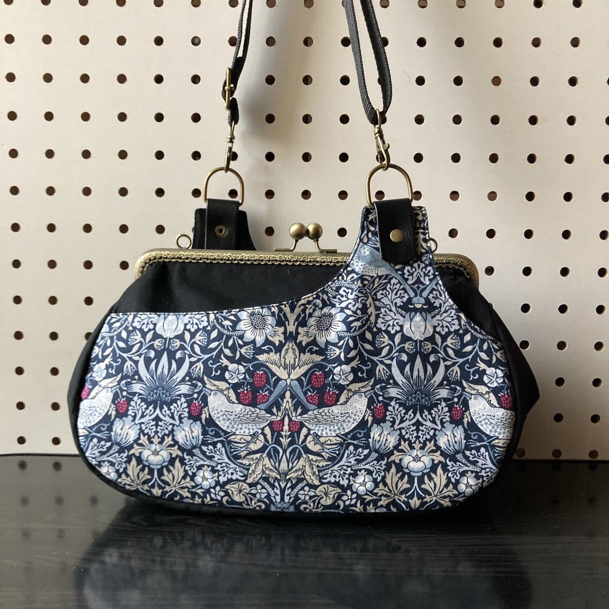 定番，お得 ＊はんどめいど＊　かわいい 25センチがま口バック ハンドメイド　ショルダーバッグ　ウィリアムモリス　いちご泥棒