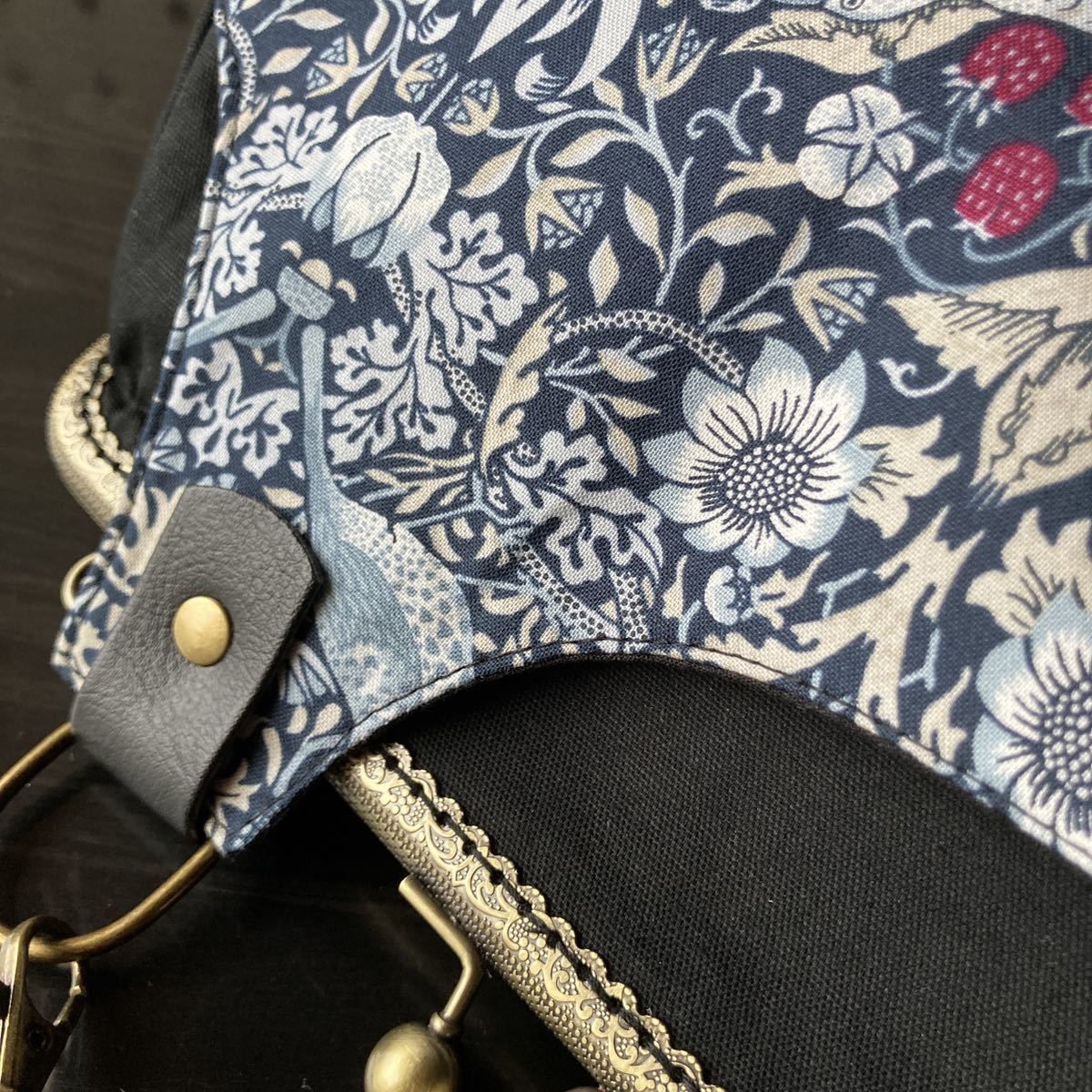 定番，お得 ＊はんどめいど＊　かわいい 25センチがま口バック ハンドメイド　ショルダーバッグ　ウィリアムモリス　いちご泥棒