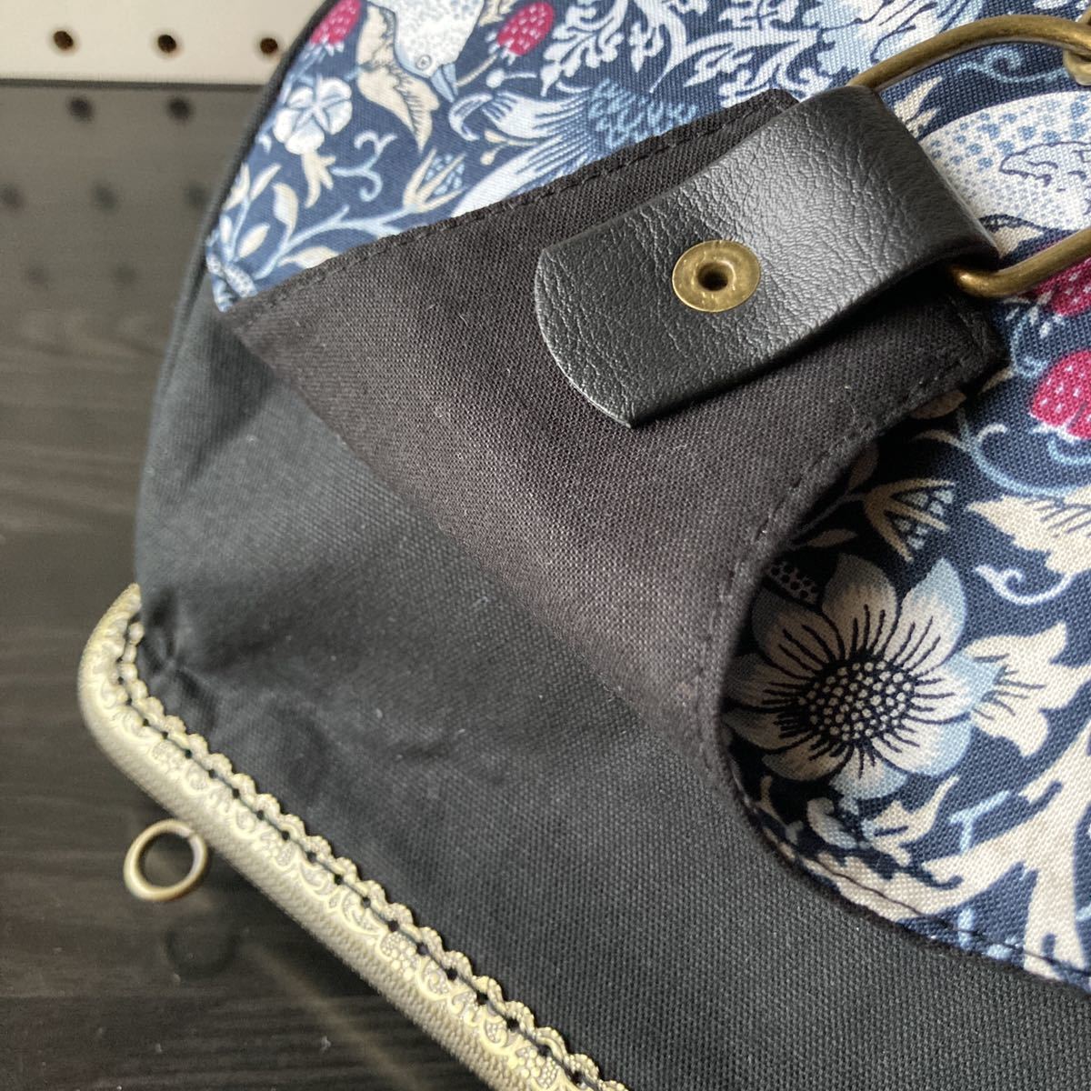 定番，お得 ＊はんどめいど＊　かわいい 25センチがま口バック ハンドメイド　ショルダーバッグ　ウィリアムモリス　いちご泥棒