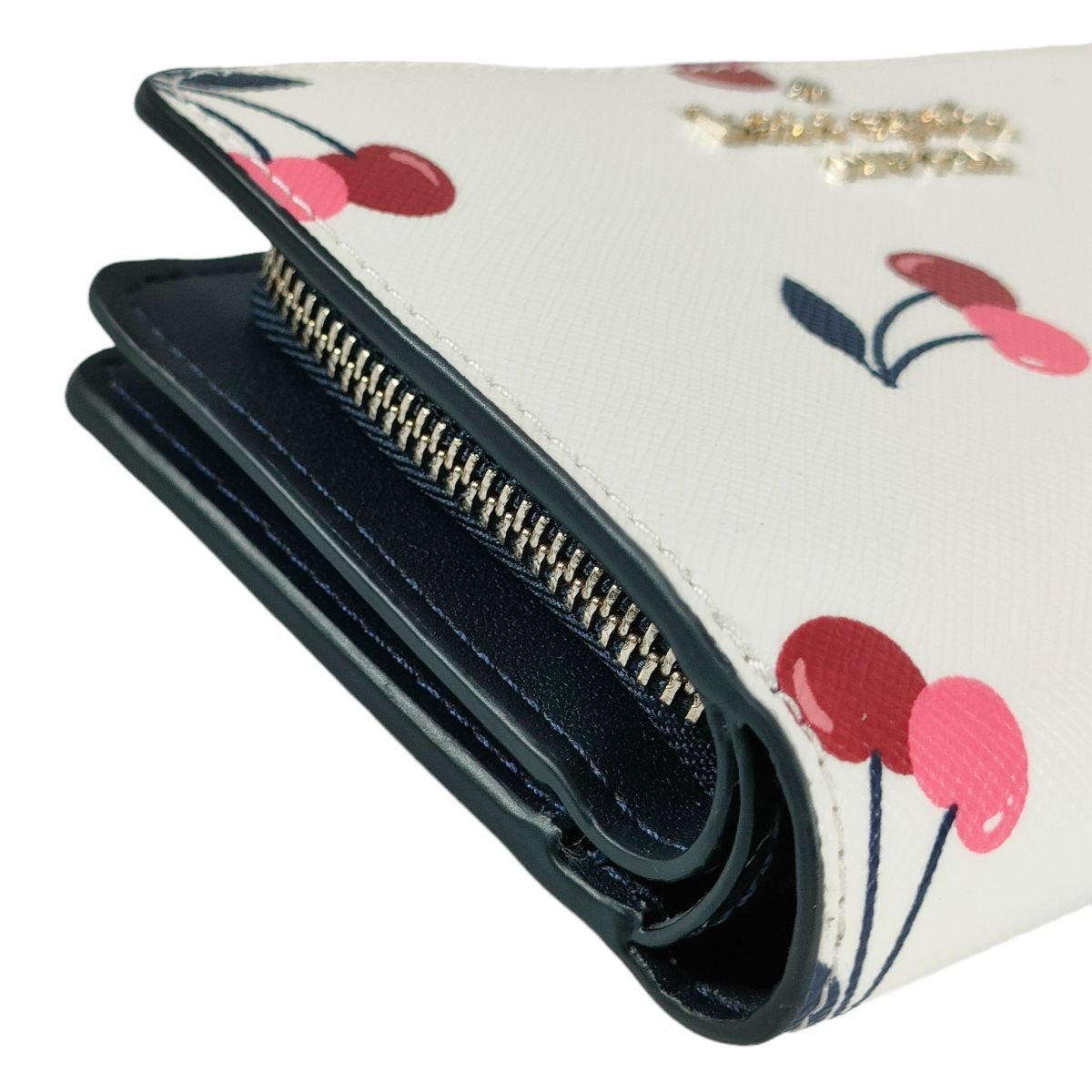 美品 Kate spade ケイトスペード チェリー柄 ミディアムコンパクト 