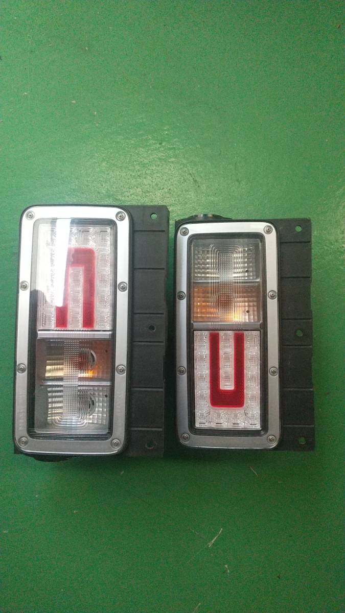 訳あり 新型 17 プロフィア 新車外し 純正 テール 左右 セット 中古