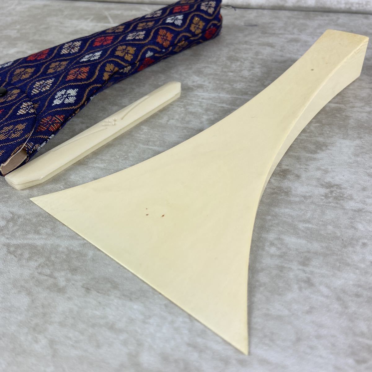 バチ 三味線 撥 ＞ 1円スタート三味線 重さ 開き10cm 象牙風撥バチ三味線
