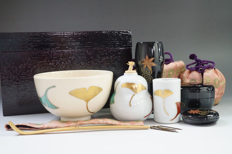 L933◇茶箱 茶道具一式 瑞雲造色絵金彩銀杏文茶碗 銀杏文振出/
