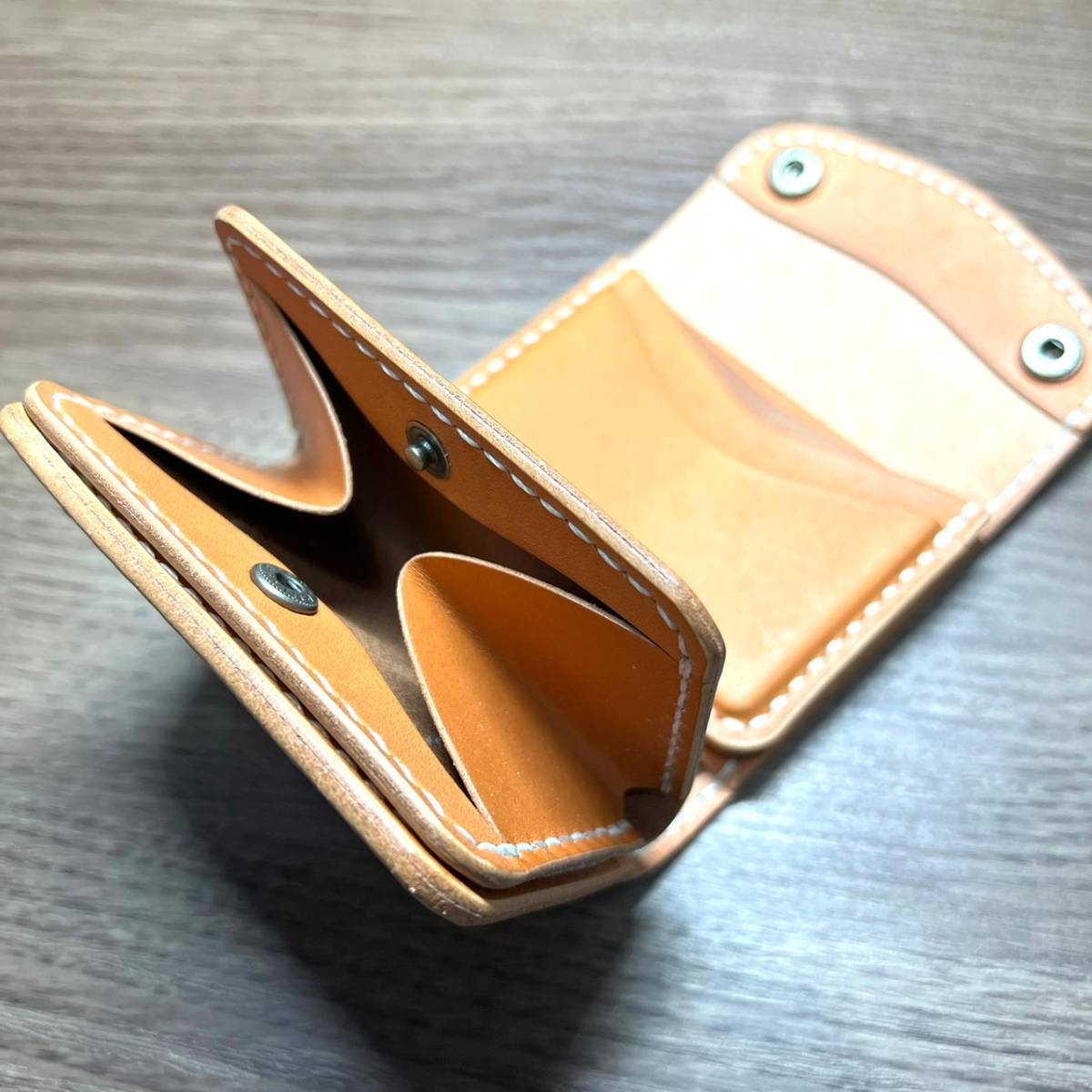 （即納）日焼け済み 蝋引き糸 コンパクトウォレット ヌメ革 職人 本革 小型財布 三つ折り財布 ヌメ革 即納）日焼け済み 蝋引き糸 三つ折り財布 ラウンドファスナー イタリアンレザー