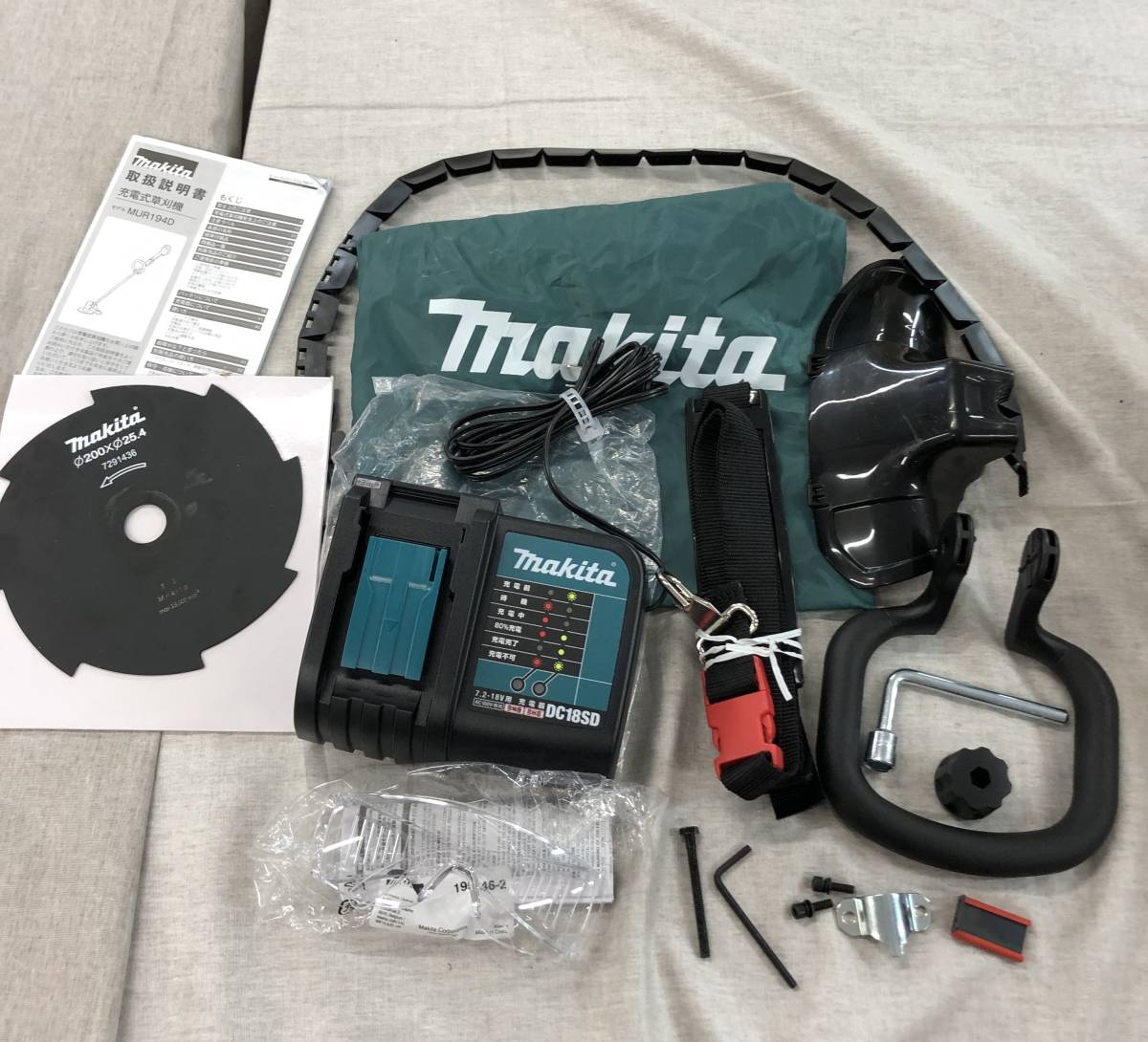 マキタ(Makita) 充電式草刈機 18V3Ah バッテリ、充電器付 MUR194DSF 青 
