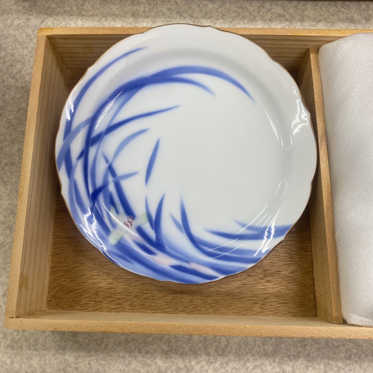 有田焼 深川製磁:草花折枝白抜紋 ミート皿 宮内庁御用達 草花折枝白抜
