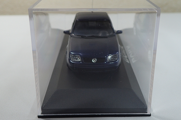 ☆ミニチャンプス 1/43スケール PAUL'S MODEL ART GmbH フォルクスワーゲン　ボラ　ミニカー　ネイビー　VW　BORA　未使用美品☆