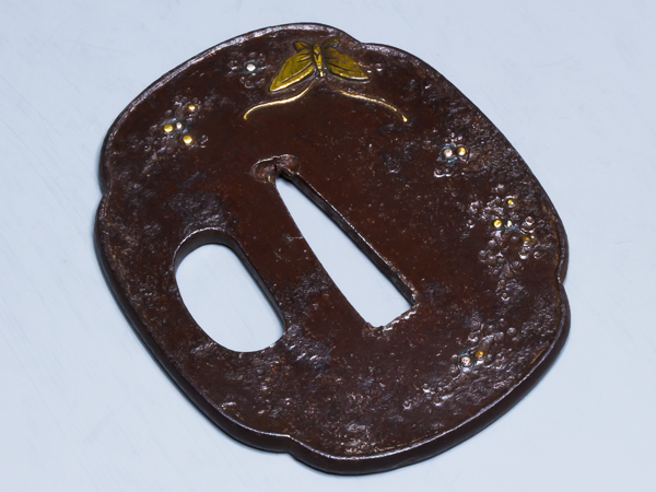 鍔 蝶図 鉄地 真鍮金銀象嵌 名品 Lot No:38(鍔、刀装具)｜