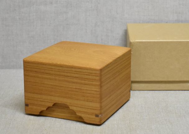 欅中杢の駒箱、四面落。新品。化粧箱付き。