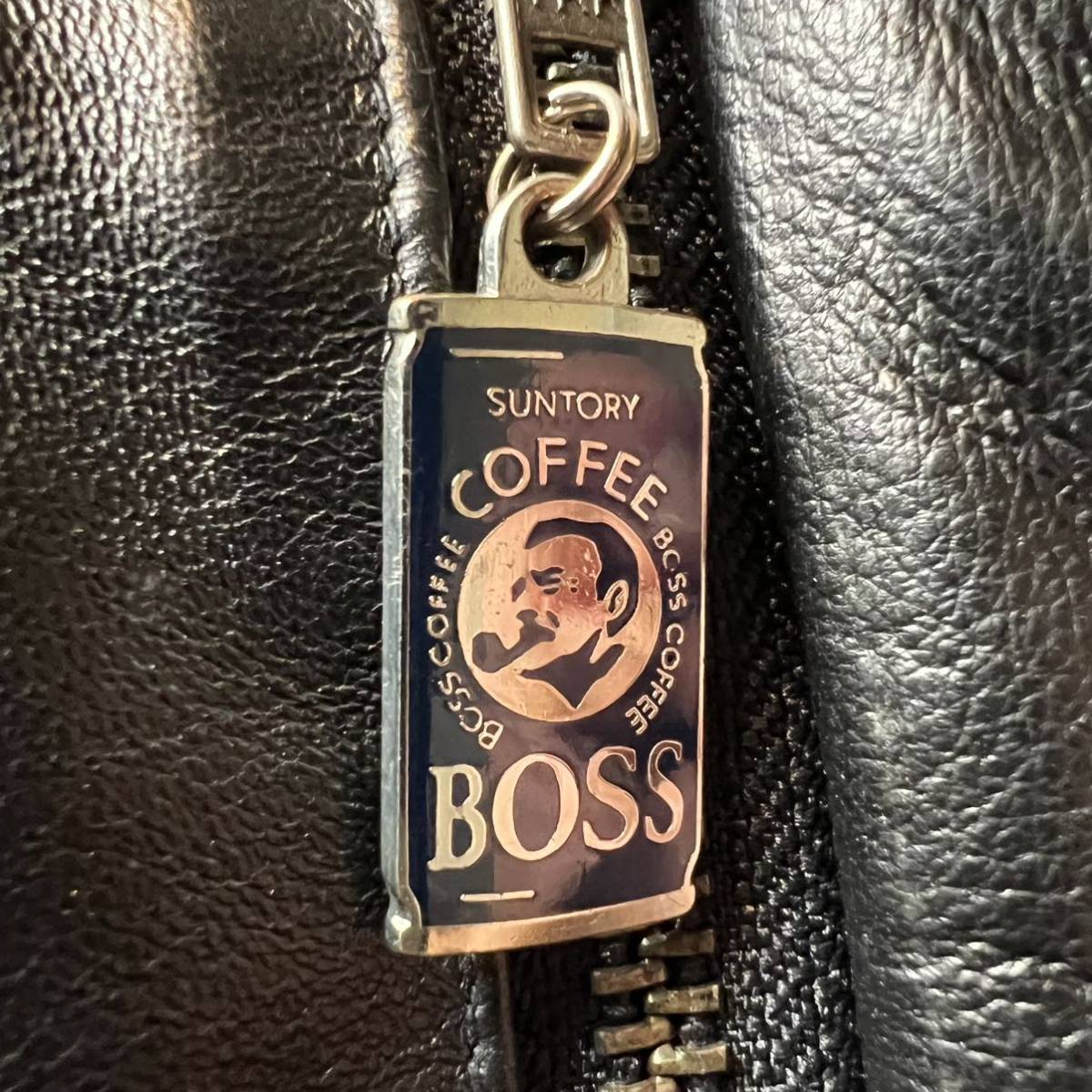 非売品 サントリー・BOSS 本革 レザーダウンジャケット エンボス加工 M サントリー ボス【非売品!!10周年記念!!】SUNTORY BOSS レザーダウン