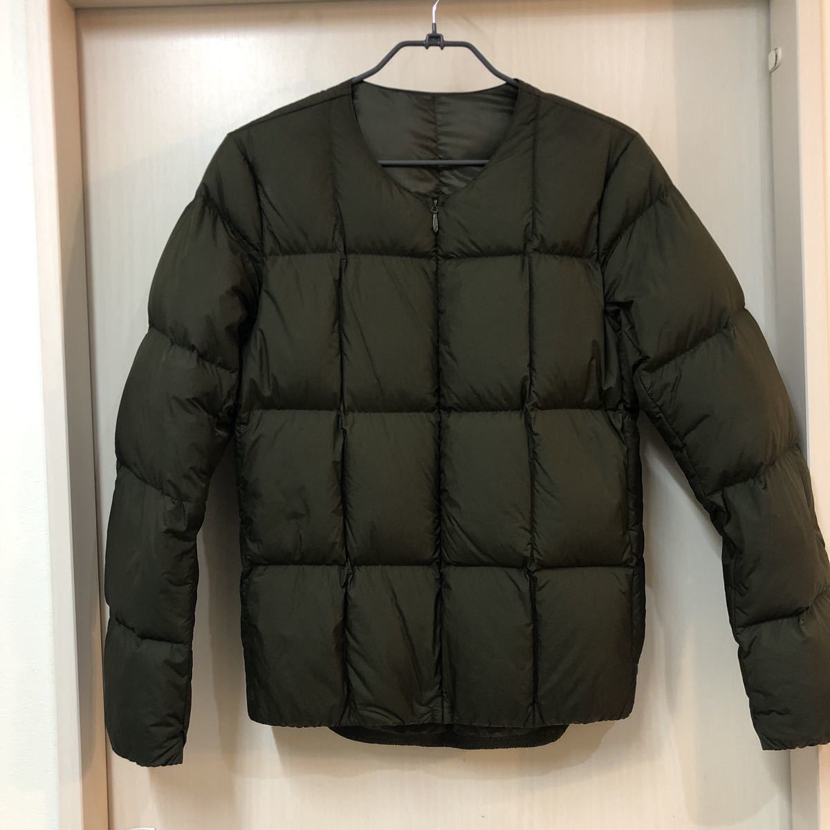 美品 HARE ハレ ノーカラー ダウン ジャケット カーキ S(Sサイズ 