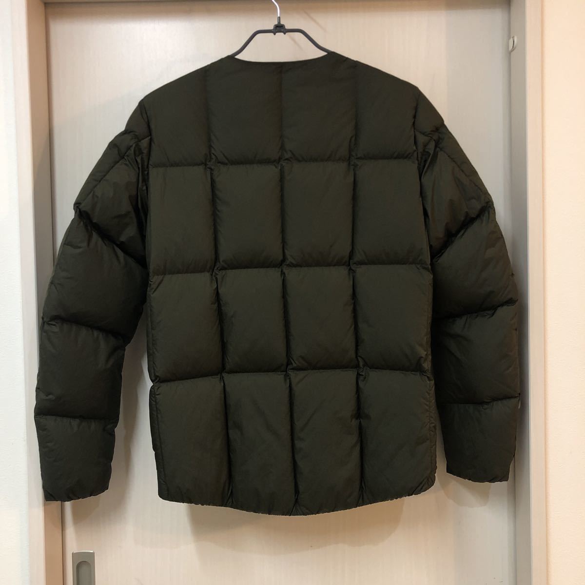 美品 HARE ハレ ノーカラー ダウン ジャケット カーキ S(Sサイズ 