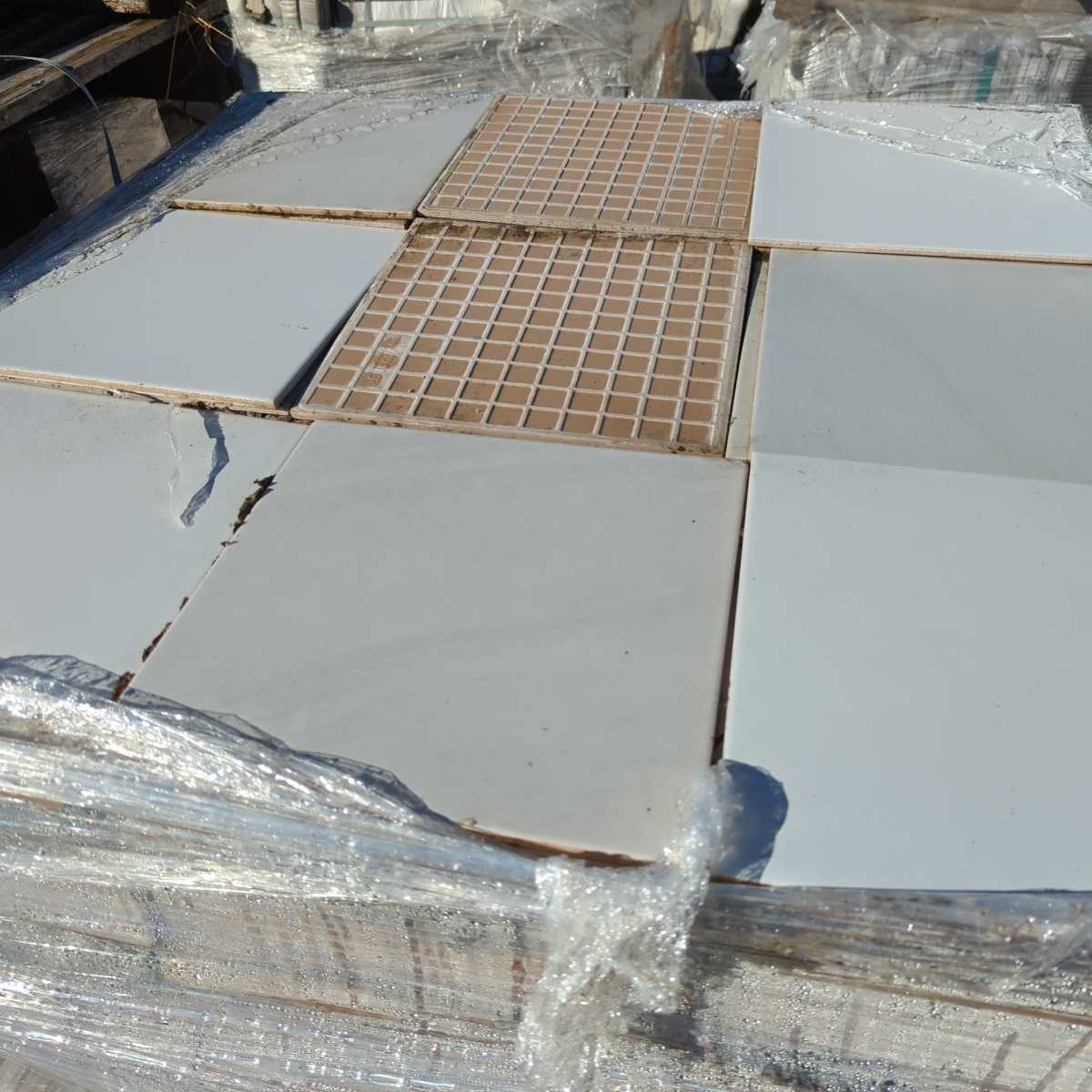 300角タイル　56平米　お引き取り限定品