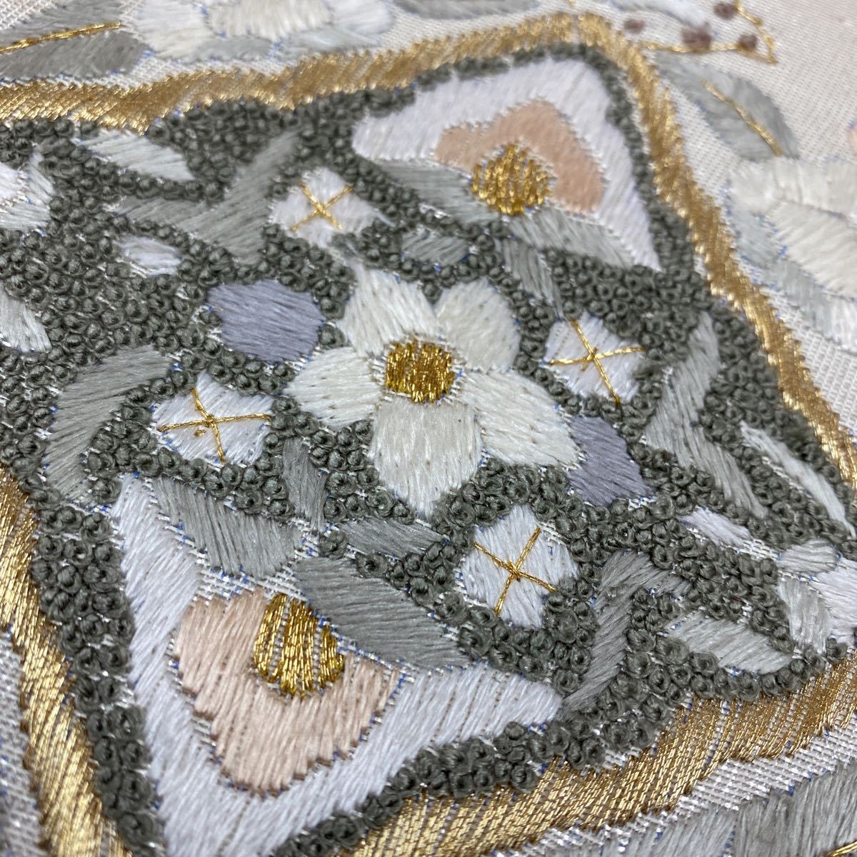 着物月花 三大総刺繍 相良刺繍 汕頭刺繍 蘇州刺繍 引箔 品のある唐花 