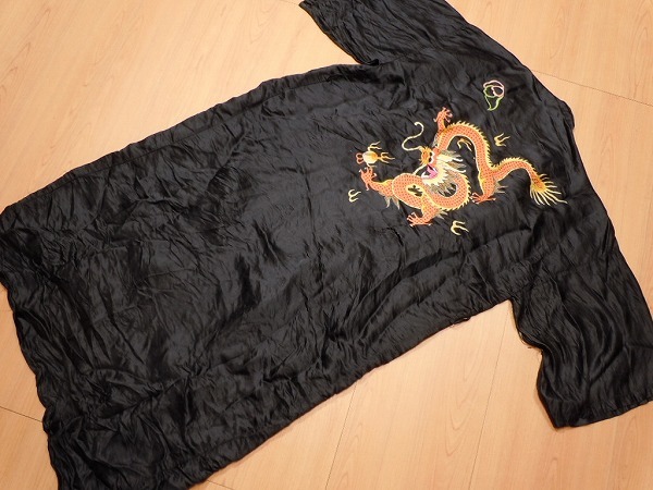 ビンテージ 黒 ブラック 龍 刺繍 レーヨン サテン スカガウン スカシャツ スーベニア ジャケット 古着 レア★c