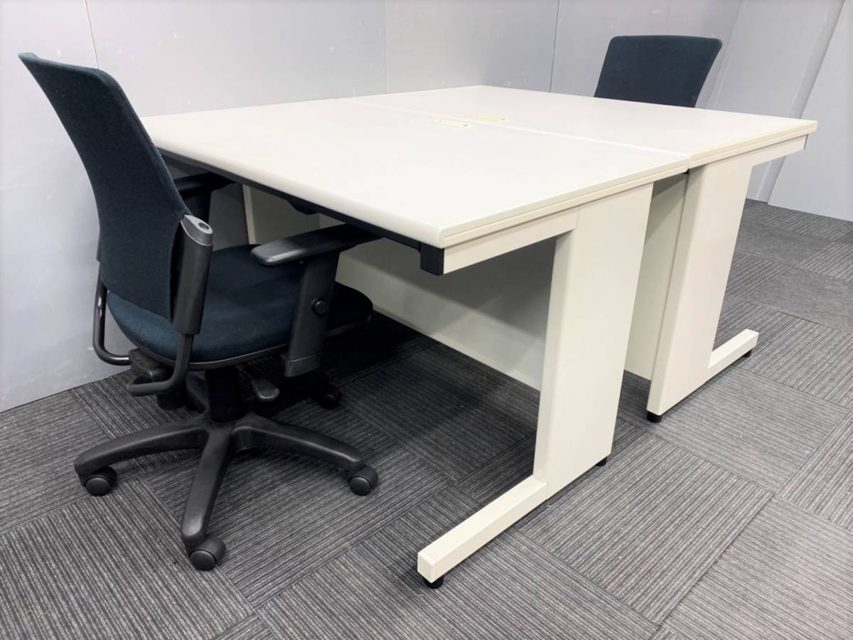 ◆自社便対応地域あり◆管294◆プラス製◆平机 2台 幅1200mm◆プラス製◆可動肘付きOAチェアー 2脚◆計4点セット◆天板 ホワイト系