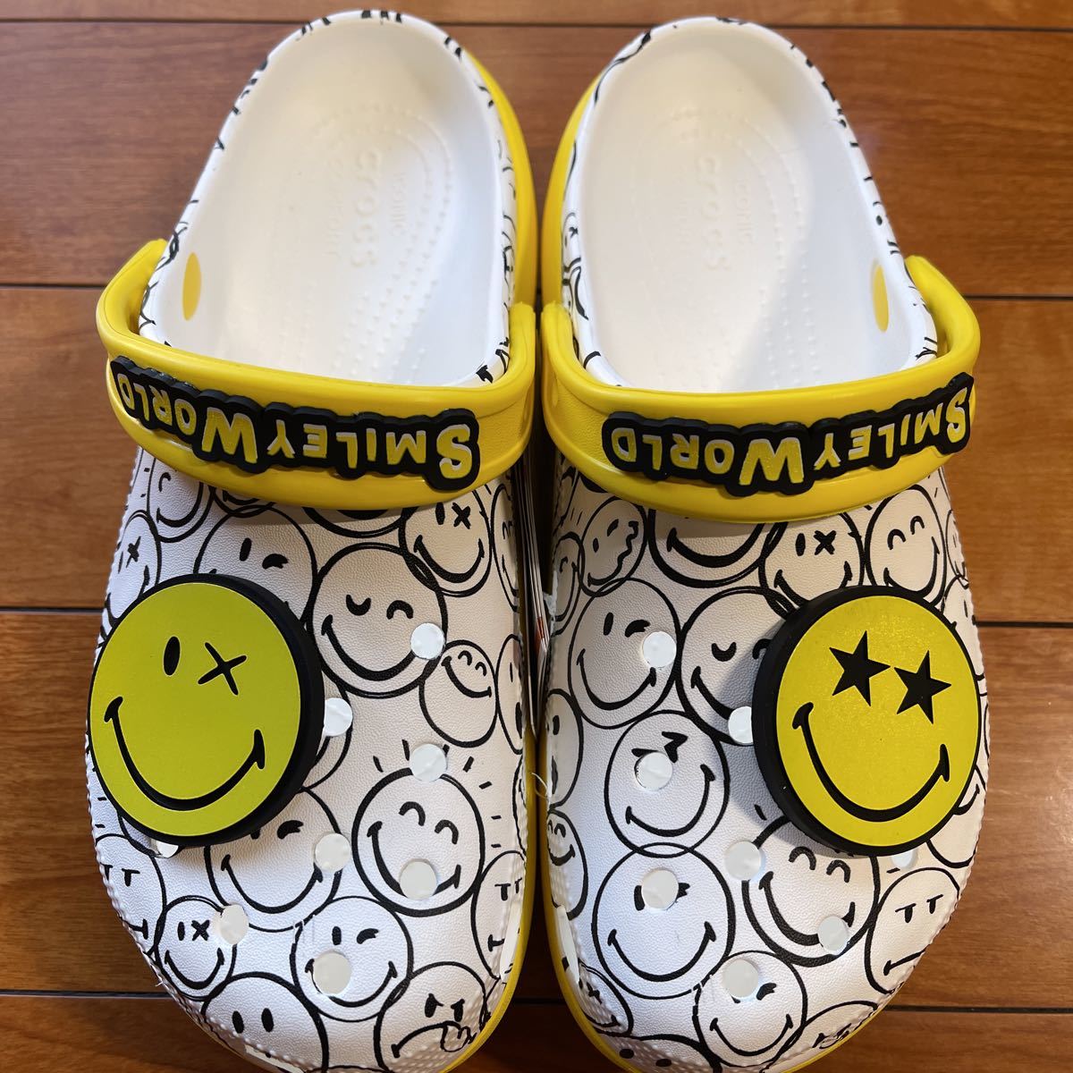 送料無料crocsクロックス2022clscplatform smiley world charmクロッグサンダル喜怒哀楽スマイリー着脱BIG smileyジビッツunisex(JP24)新品