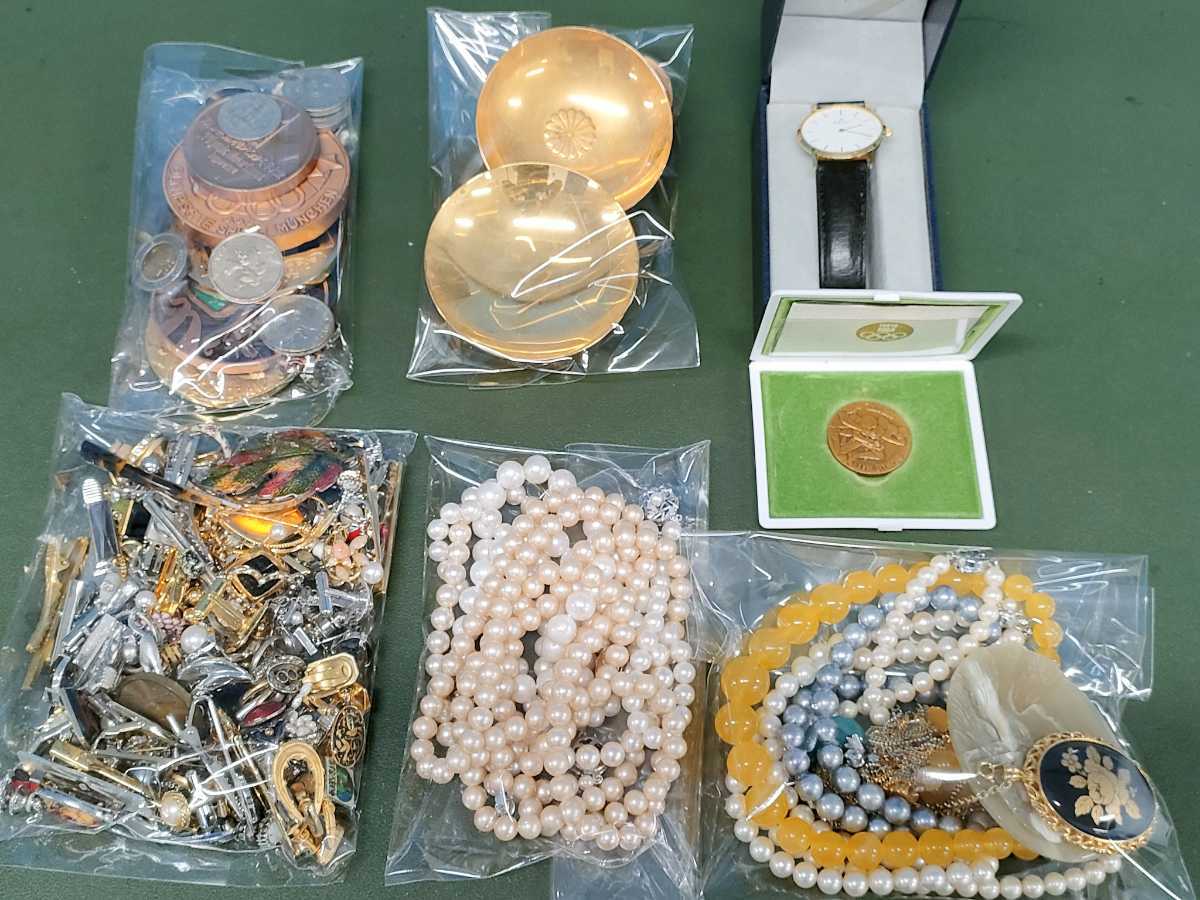100 遺品整理品 アクセサリー ネックレス 腕時計 メダル など まとめ