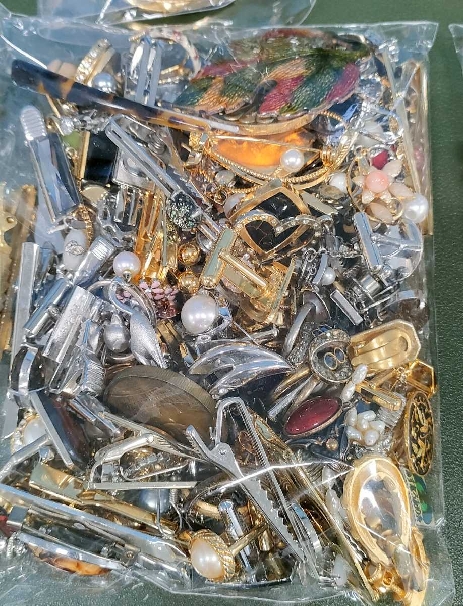 な*ー様 12【遺品整理・生前整理】ネックレス　イヤリング　ブローチ　時計 100 遺品整理品 アクセサリー ネックレス 腕時計 メダル など まとめ
