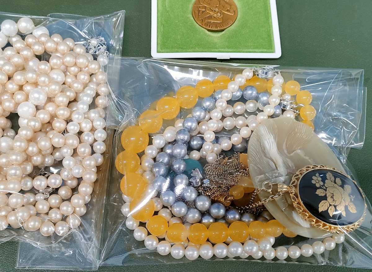 100 遺品整理品 アクセサリー ネックレス 腕時計 メダル など まとめ