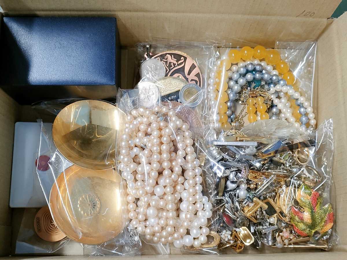 kei　遺品整理 ネックレス アクセサリー まとめ売り 100 遺品整理品 アクセサリー ネックレス 腕時計 メダル など まとめ