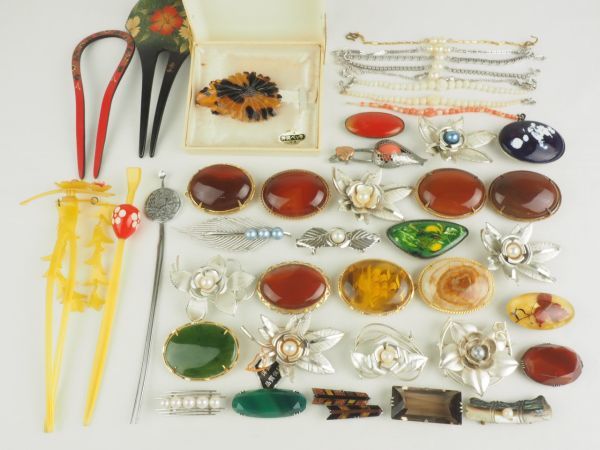 和装小物 超大量セット 帯留め 簪 羽織紐 等 まとめて 真珠 べっ甲 珊瑚 色石色々 025 アンティーク かんざし シルバー
