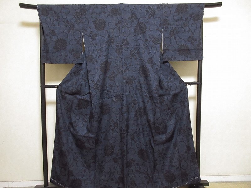 ドークブア□本場結城紬 100亀甲 花唐草 黒紺 しつけ付 極上の逸品