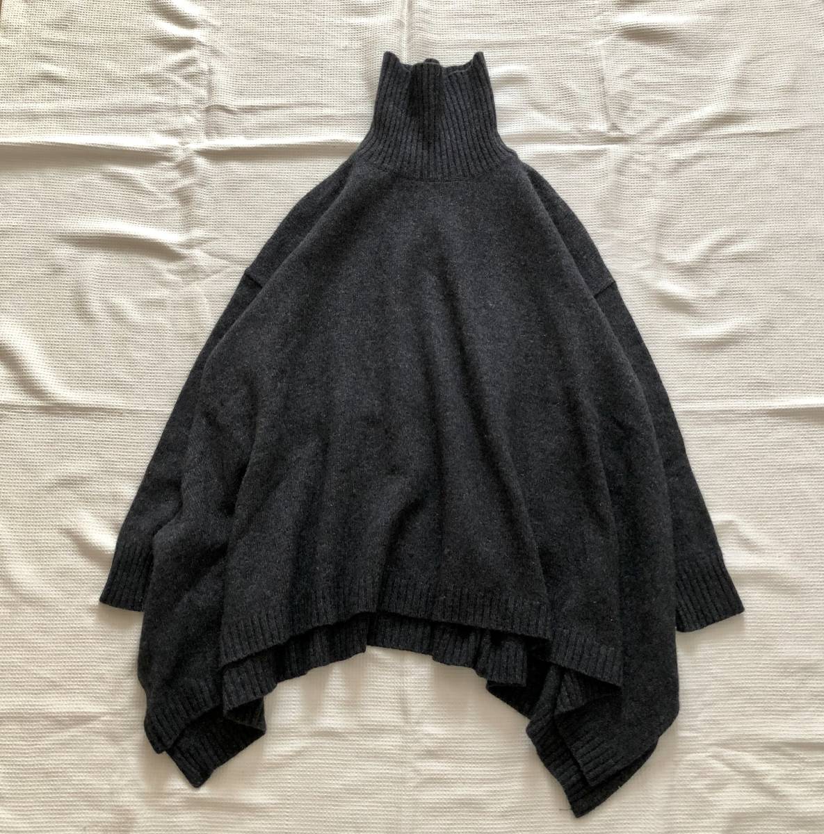 NARU factory ナル ちょっとユニークなシルエット 柔らかタートルネックセーター ニット 日本製