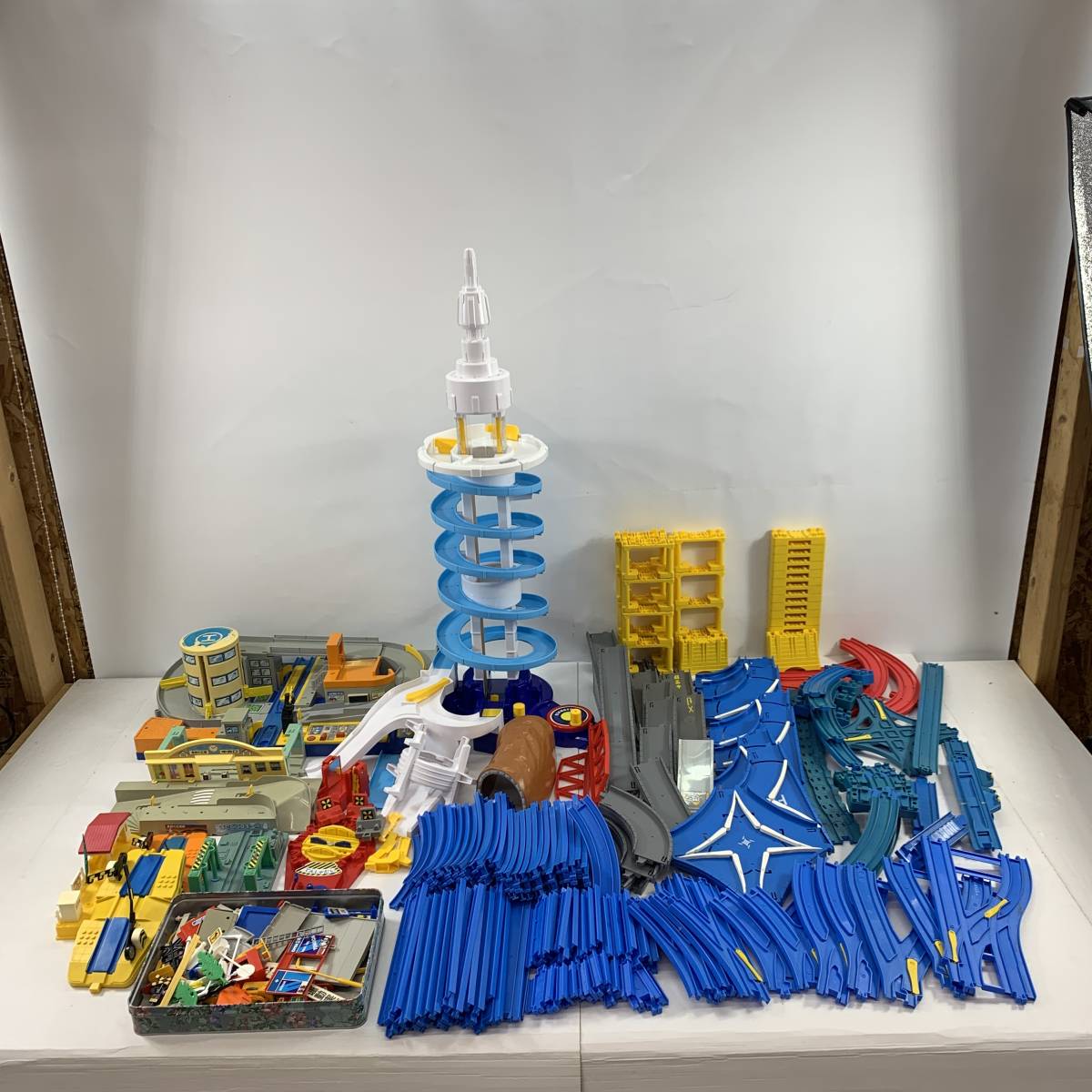 11431)プラレール 大量まとめ レール部品/情景部品 踏切/駅/洗車場 