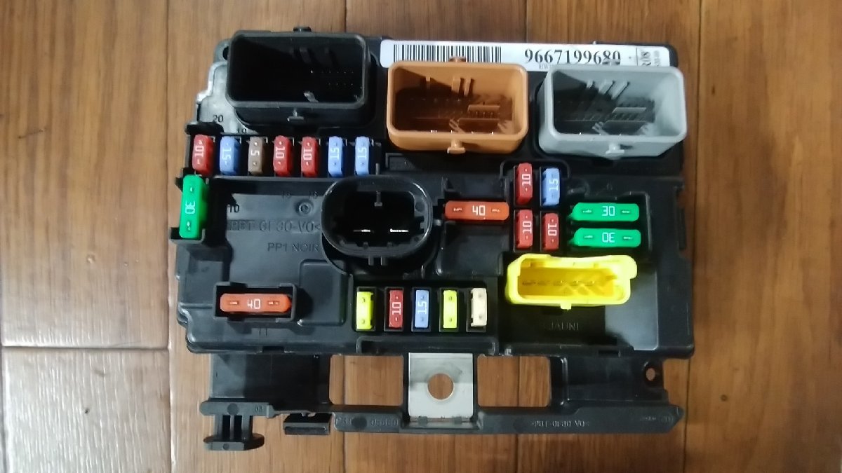 U#869 シトロエン DS3 ダークサイド A5CHN01 後期 2018年 エンジンルームヒューズボックス ジャンクションブロック