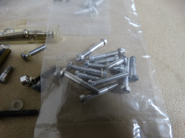 カートリッジ取付用ネジとナット_2