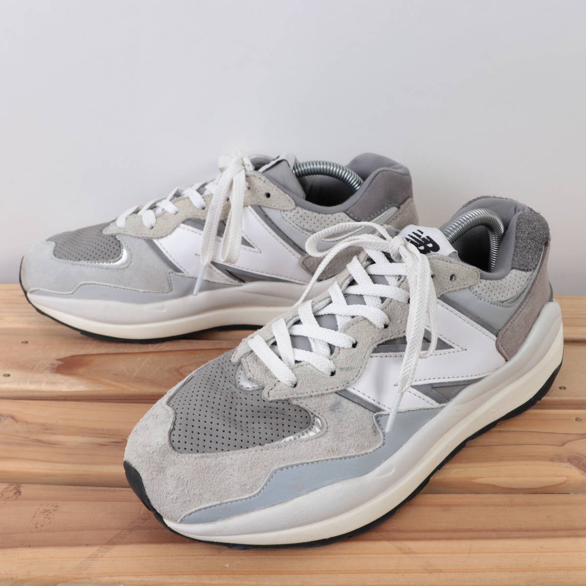 z1408【57/40】ニューバランス US8.5 26.5cm/灰 グレー 白 ホワイト newbalance メンズ スニーカー 中古