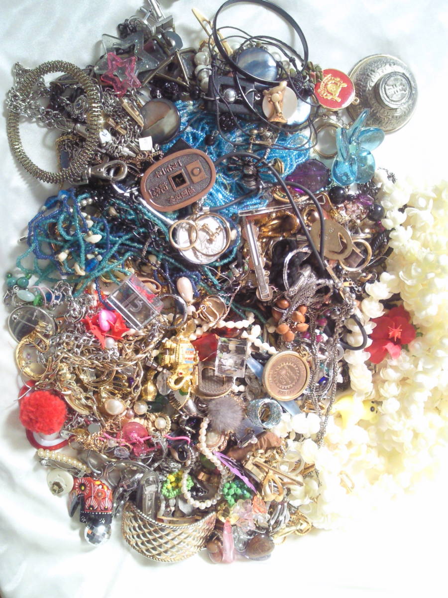 ジャンク 大量 約２.3kg アクセサリーセット まとめて② ネックレス タイピン イヤリング 指輪 腕輪 髪留め パーツ取り 色々 まとめ 定形外