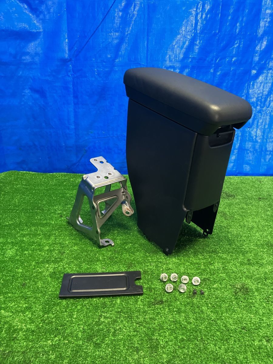 トヨタ 純正 アクア NHP10 アームレスト コンソール ドリンクホルダー 肘掛 平成26年 58905-52020-C0