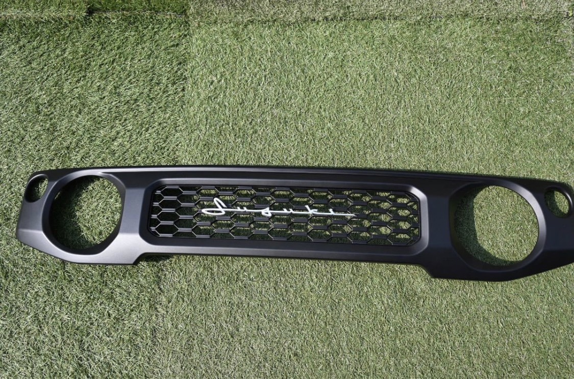 新型ジムニー　JB64　74シエラ共通　フロントグリル筆記体エンブレム（メッキ）板金マットブラック塗装　未使用品