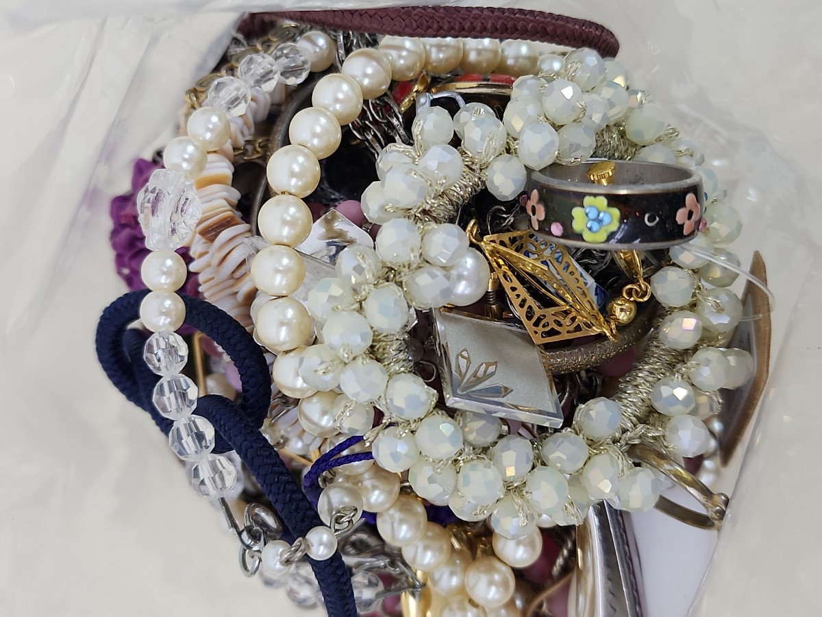 大量まとめイミテーションアクセサリー1kgネックレス、タイピン 