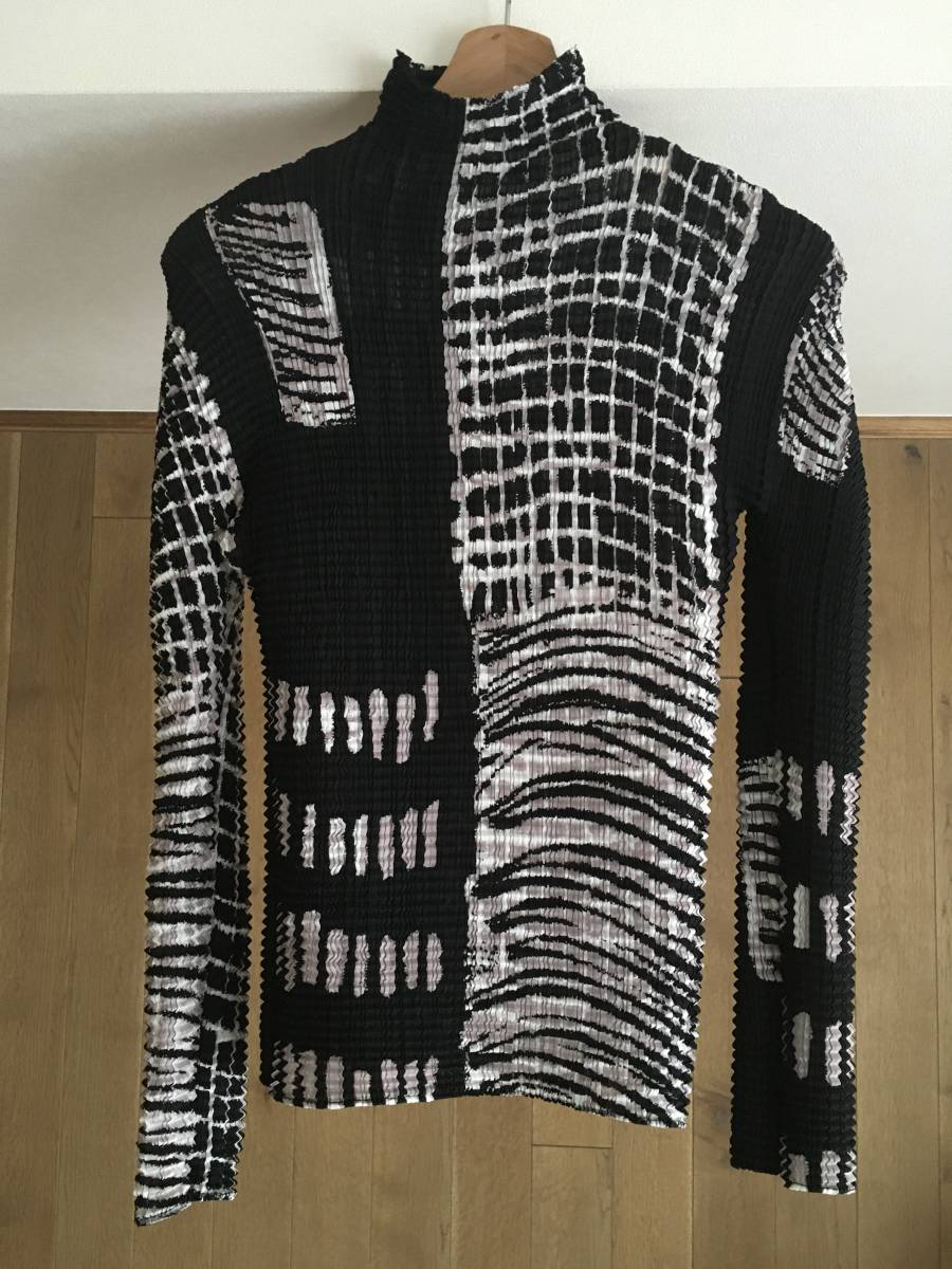 即決 美品 ISSEY MIYAKE イッセイミヤケ トップス２TM