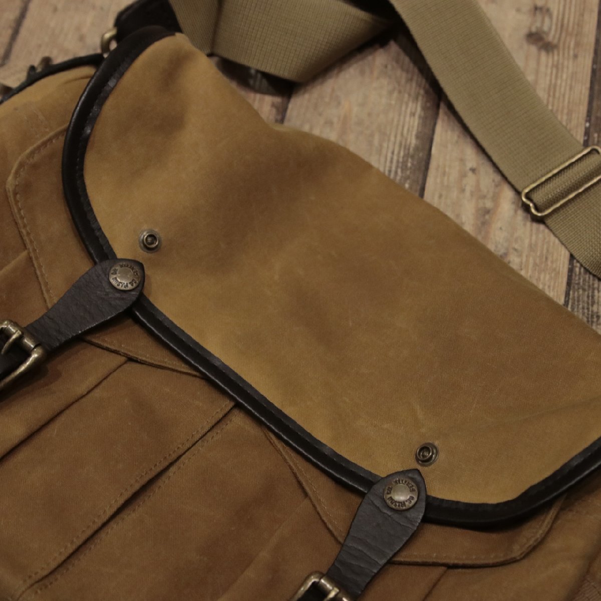 FILSON × MAGNUM フィルソン ショルダーバッグ Field Camera Back