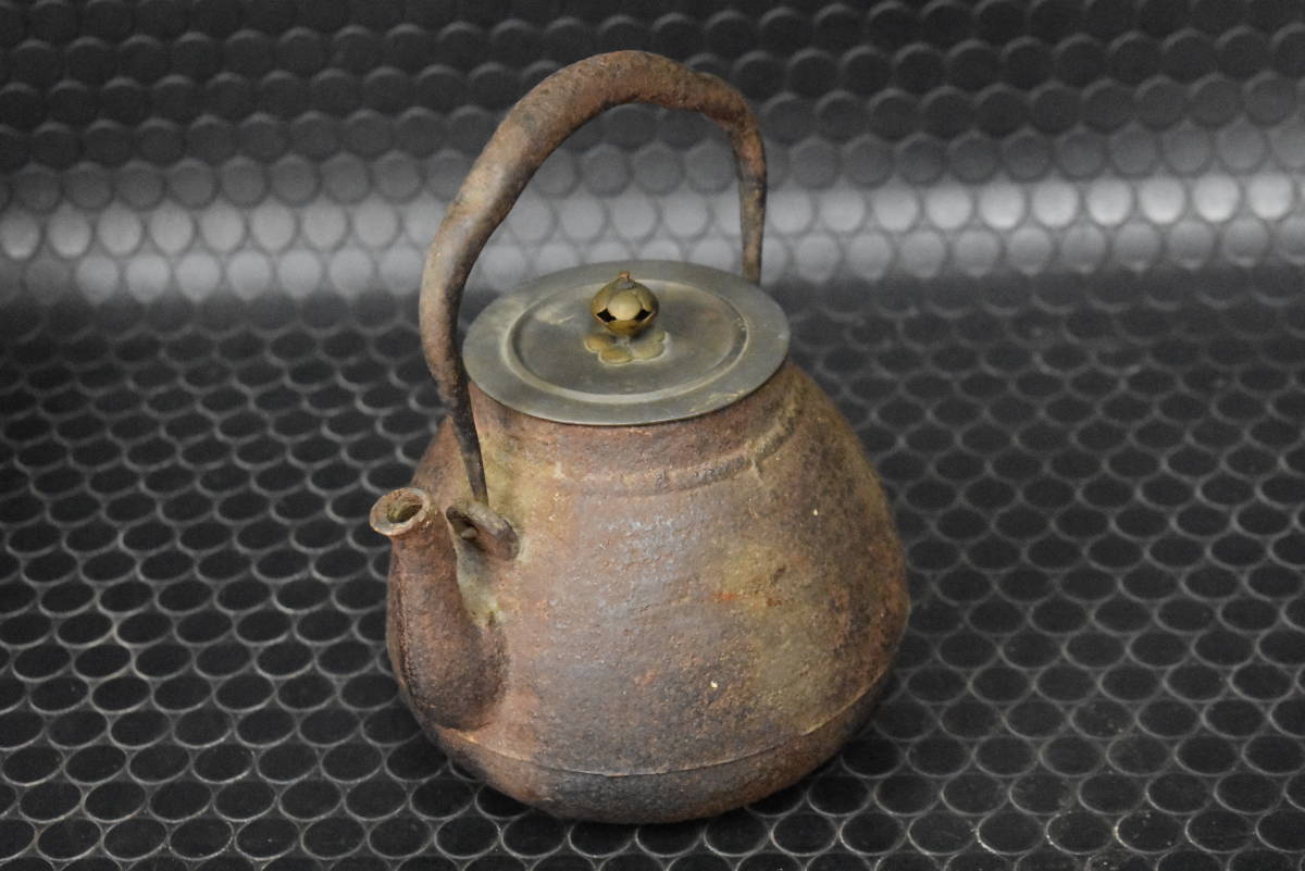 うぶ品　時代物　岩肌地紋小振鉄瓶 花摘み銅蓋　茶道具　古美術品　