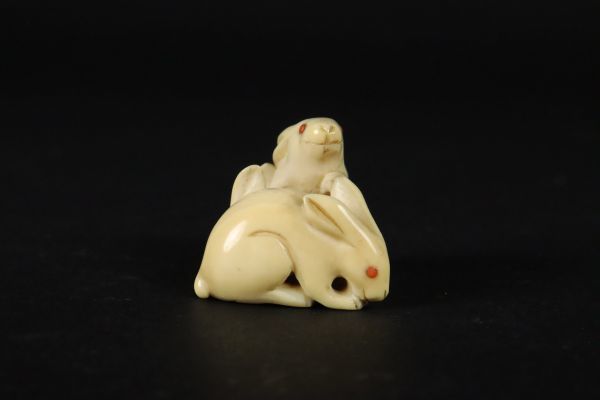 マンモス彫刻『赤目兎』ウサギ うさぎ 根付 置物 揚物 唐物 骨董[5490ww]