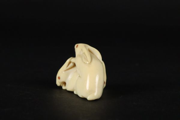 マンモス彫刻『赤目兎』ウサギ うさぎ 根付 置物 揚物 唐物 骨董[5490ww]