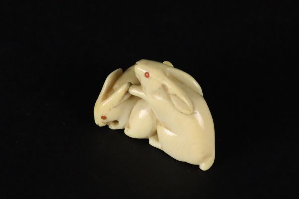 マンモス彫刻『赤目兎』ウサギ うさぎ 根付 置物 揚物 唐物 骨董[5490ww]