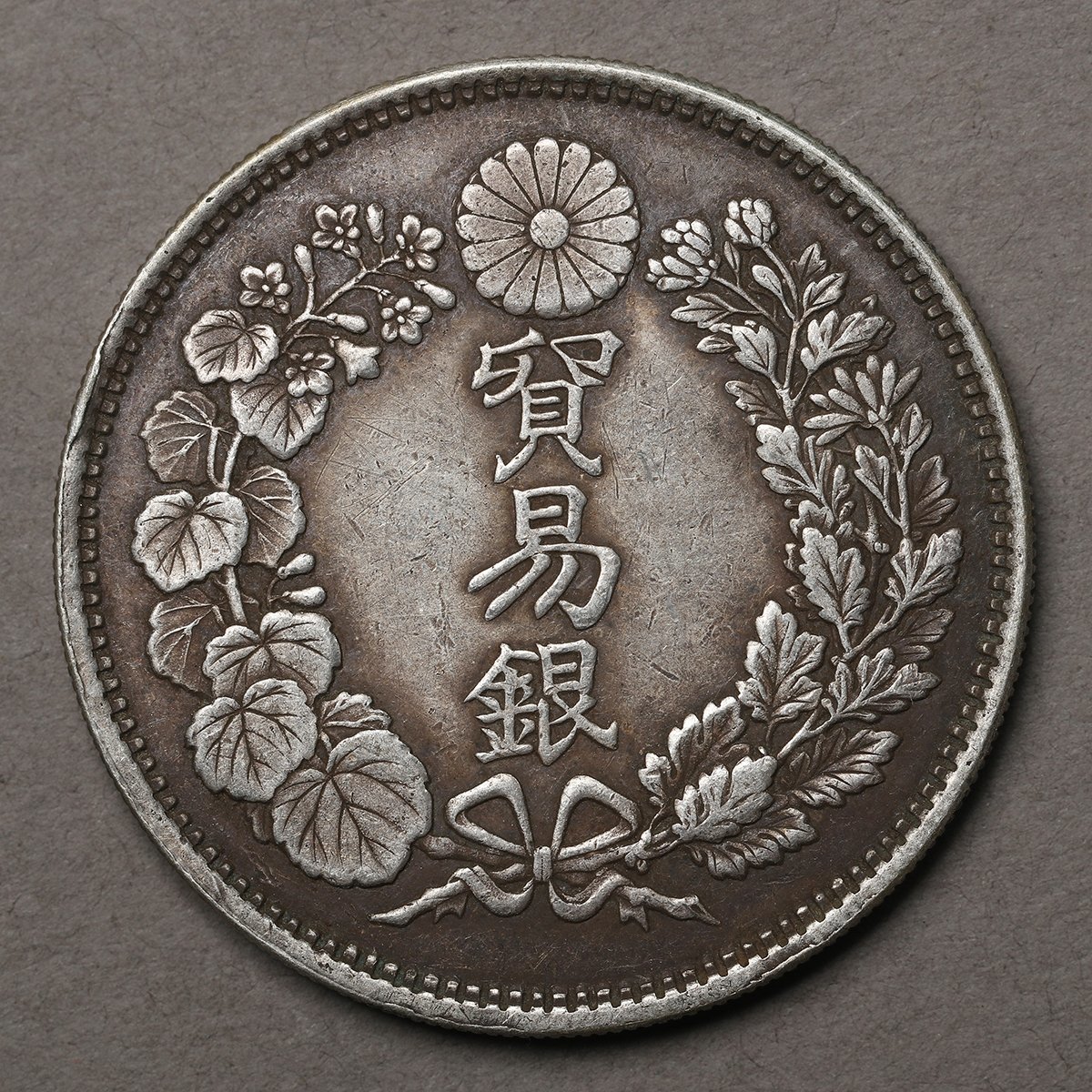 美品希少 1960年代◆丸形 幾何学模様 銀製（シルバー/SILVER）仁丹入れ ◇渡◇時代物◇ 日本古錢 大日本明治八年 貿易銀 重