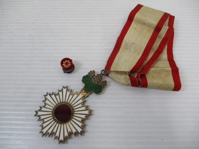 230490-028 勲章 勲三等旭日中綬章 勲章略綬付 記章 徽章