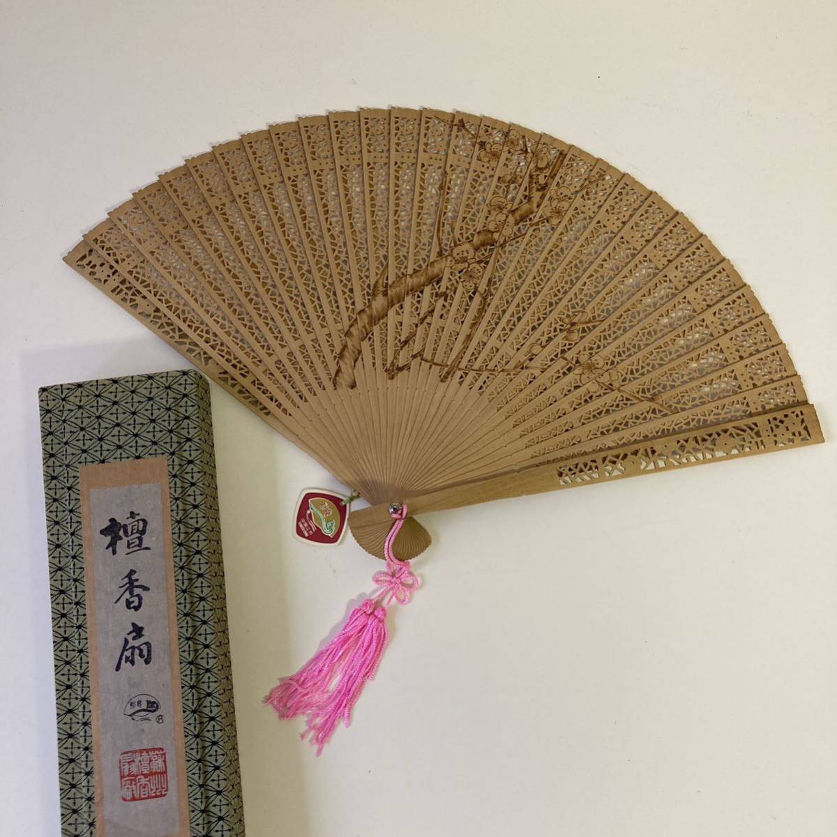 扇子 檀香扇 透かし彫り 白檀 木製 香木 中国 木製扇子 - 白檀扇子 