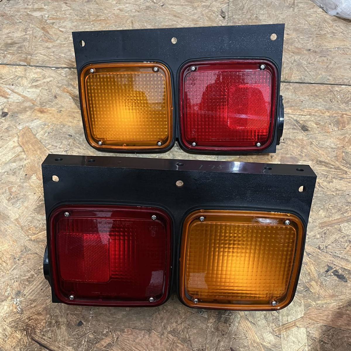いすゞ　2連　テールランプ 左右セット KOITO 220-37378 新車外し